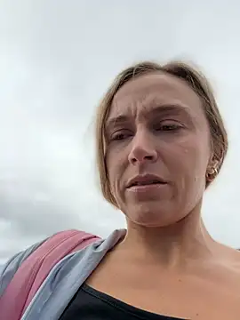 Lunagirl13 - Can you make a wetspot in my pants 🤭😈