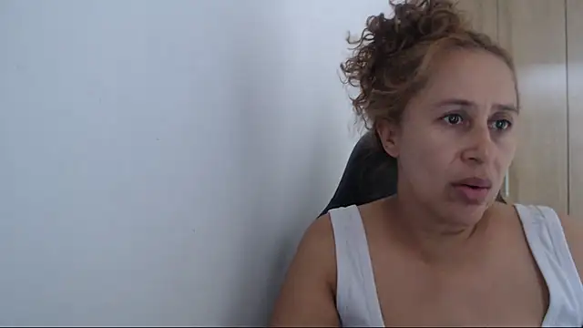 RoxanaLove9 - My dream is to save up to buy a house...