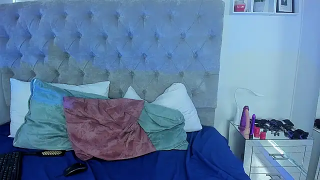 MaraStelle - Spanks Asshole with Plug
