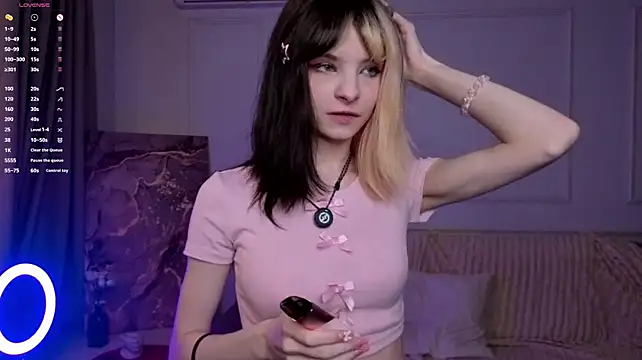 ItsFeliDoll - boobs hang down over cam