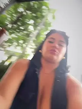 Issane_Peru - Ged naked + sit in camera+ pussy zoom
