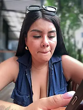 Issane_Peru - Ged naked + sit in camera+ pussy zoom