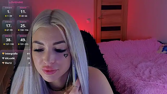 MilanaOmg - striptease