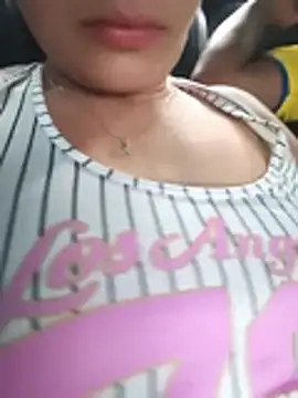 Ary-18 - I show my breasts to the driver