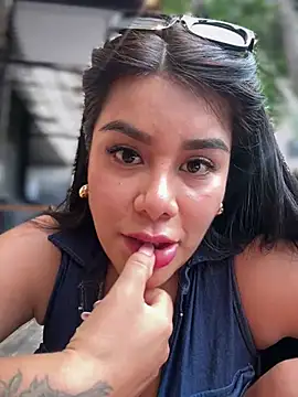 Issane_Peru - Ged naked + sit in camera+ pussy zoom