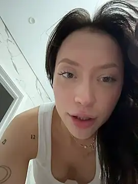 CityLynx - shake naked tits in cam