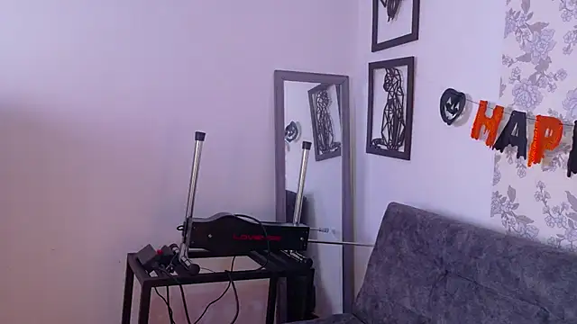 Taty_miller - I massage my clictoris from the side