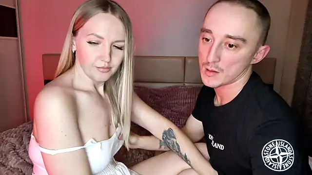 SizzleCouple - Flash pussy!...!!
