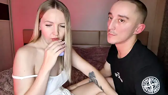SizzleCouple - Flash pussy!...!!