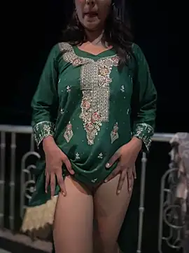 4U143 - Full nude show