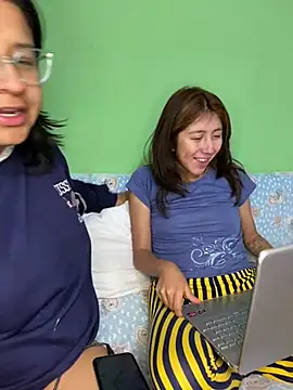 Sarah12333 - Bañarnos juntas