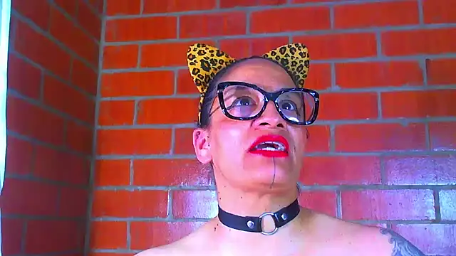 Taylor-hardcore - Every time it vibrates, my tits bounce