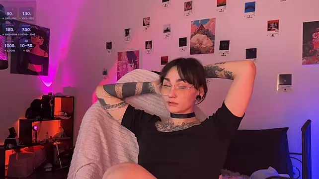 Deadlysweet - boobies out!
