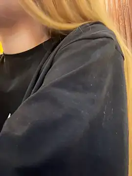 Isabella-gaviria - FUCK ME DOGGY STYLE UNDER THE TABLE😈🥵