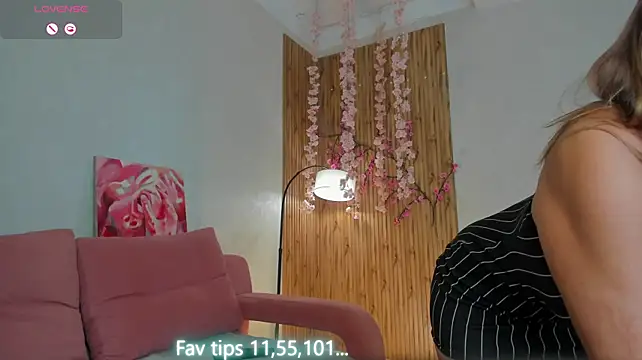 Milf_Tea - Butt massage on camera