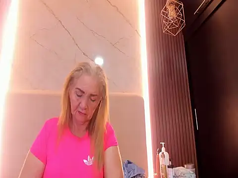 Queenstarhy - SHOW TITS AND NIPPLE PINCH