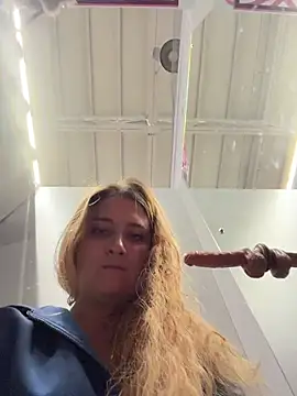 AdelRich - Show tits in store