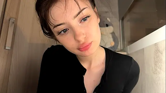 EveMattie - show my piercing on belly