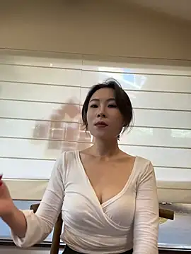 Eva10069 - 办公摩擦老板大腿