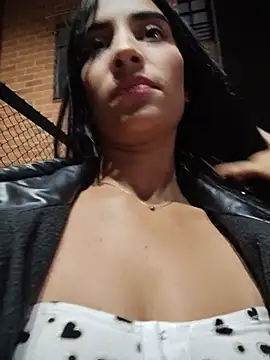 Karolyne_babee - Show squirt in public + finger in ass