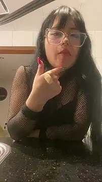 AlynaDoll_ - sucking a dlldo with bubs out