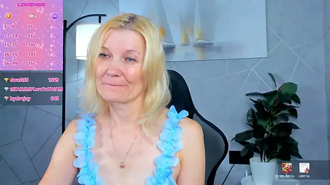 Julie_Lucas - I tease you with my butt