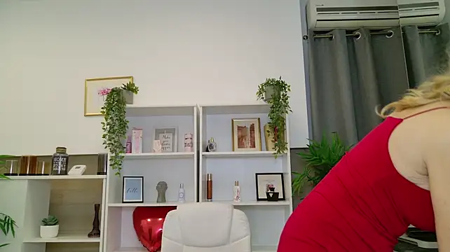 LadyLeea - Play with dildo between my boobs