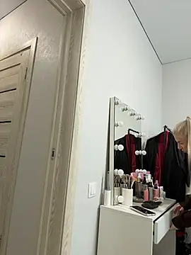 NewLale - 2 fingers in pussy