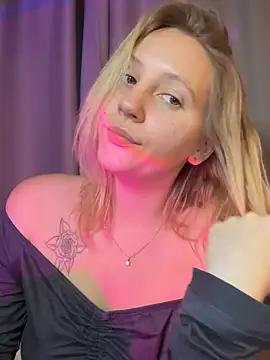 Ann_first_kiss - flash boobs
