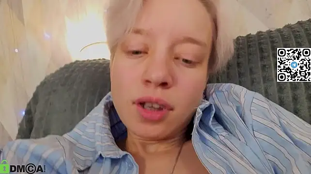 Michelle_Blond - make nipples hard