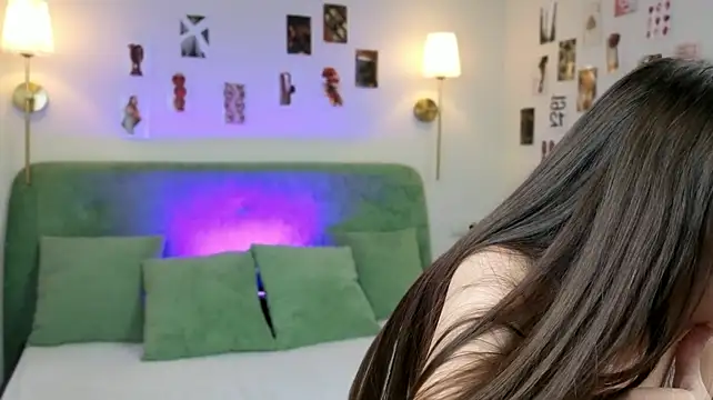Kiara_beauty - zoom face + eye contact