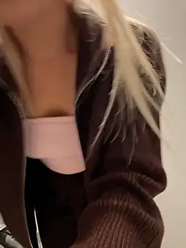NewLale - 3 fingers in pussy
