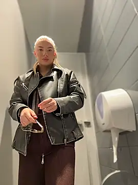 NewLale - 3 fingers in pussy