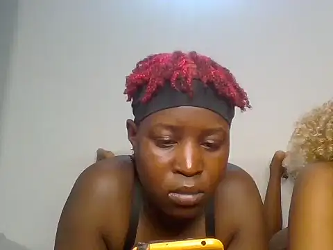 Queennmodell - finger pussy until squirting