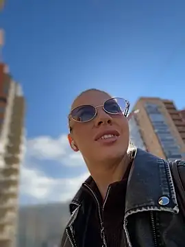 NewLale - Show tits