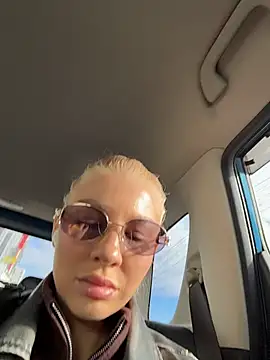 NewLale - Show tits