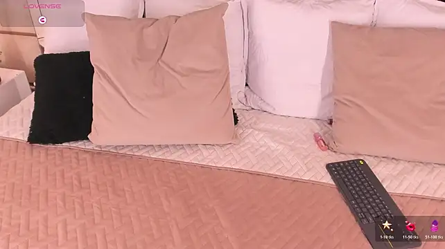 Crystal_Rose__ - ⭐Zoom pussy + Spank it little hard⭐
