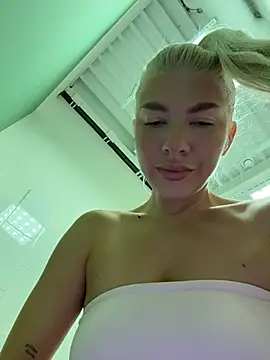 NewLale - Show naked ass