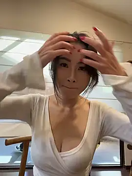 Eva10069 - 公共茶馆🍵全裸上半身甩奶