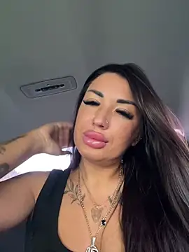 RuslanaXX - Squirt on street