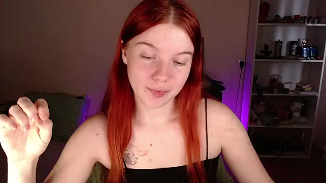 Strawberry_juli - topless show