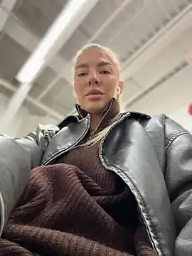 NewLale - Show naked ass