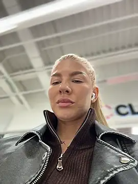 NewLale - Show naked ass