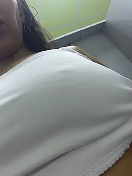 Jennxxx- - Hi Jenn! Show how you play with nipples