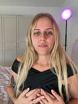 Lunawolf21 - boobs out + fingering