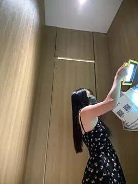 Caihong_03 - 💦狂喷商场楼道～被保洁发现喷完就跑