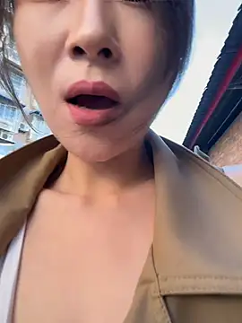 Eva10069 - 公共茶馆🍵全裸上半身甩奶