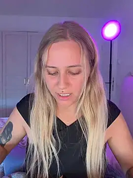 Lunawolf21 - boobs out + fingering
