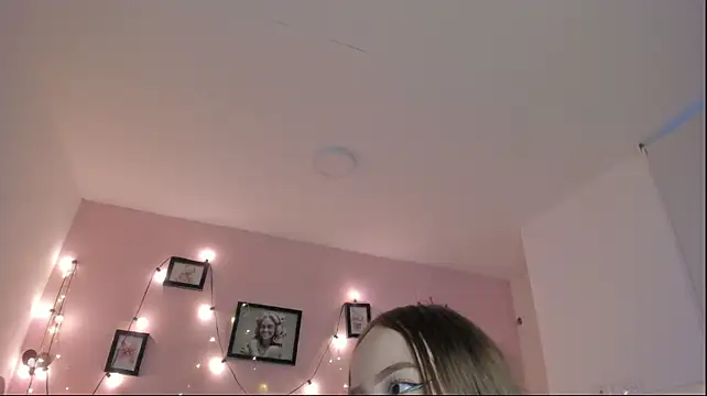 Melanie_jhones - 💋Flirt with me using your tongue.