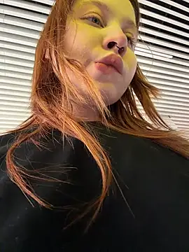 SlavicCandy - put panties aside & flash pussy 😁